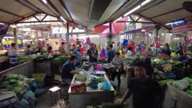 Kuala Lumpur, Malezya - Ocak 2023: Chow Kit Road Market Ziyaretçileri, yapraklı yeşillikler ve kök sebzelerden durian ve rambutan gibi tropikal meyvelere kadar çok çeşitli meyve ve sebzeler bulabilirler..