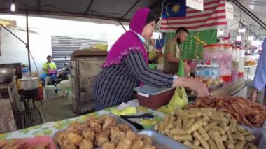 Kuala Lumpur, Malezya - Ocak 2023: Chow Kit Road Market Nasi lemak, char kuey teow ve laksa gibi geleneksel Malezya yemekleri, Çin ve Hint yemekleri, Dim sum, tandır tavuğu gibi