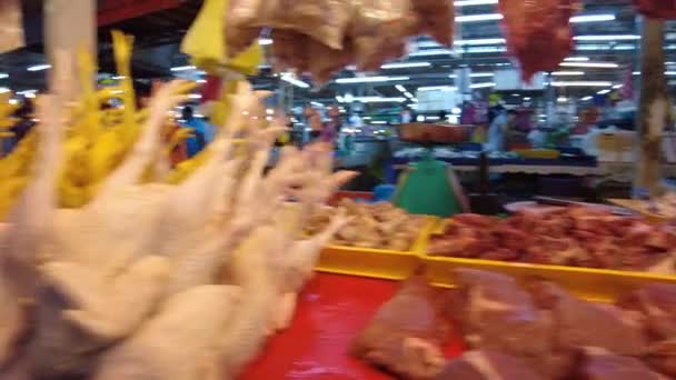 말레이시아의 콸라룸푸르 2023 시장에서는 고기와 에서부터 농산물 향신료에 이르기까지 상품을 — 비디오
