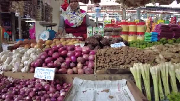 马来西亚吉隆坡 2023年1月1日 参观周杰路市场的游客可以找到各种各样的商品 包括新鲜产品 调味品 手工艺品 蔬菜等 — 图库视频影像