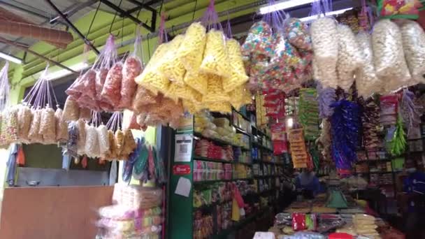 クアラルンプール マレーシア 1月2023 チョウキットロード市場は 潜在的な顧客や混雑した屋台の間でスペースのために戦っている買い物客に声をかけるベンダーと 活動と騒音の中心地です — ストック動画