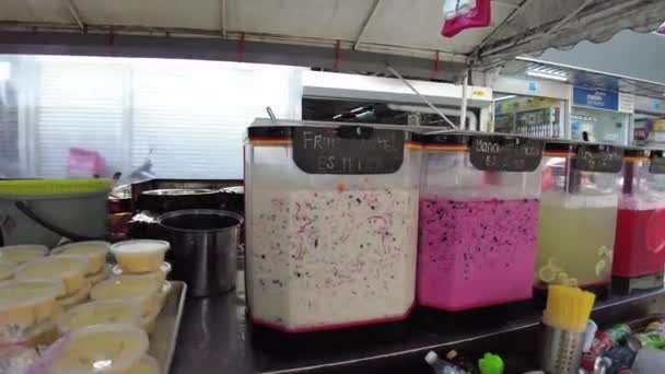 말레이시아 콸라룸푸르 Jan 2023 Chow Kit Road 마켓에서 음식을 수있다 — 비디오