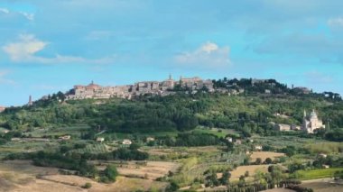 İtalya 'nın Toskana kentindeki Montepulciano şehrinin panoramik silueti. Montepulciano şarabından Rosso ile ünlüdür. Üzüm bağları teraslarında seyahat tatili.