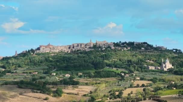 イタリアのトスカーナのモンテプルチャーノ町のパノラマのスカイライン モンテプルチャーノのワインのロッソで有名です ブドウ畑のテラスでの旅行休暇 — ストック動画