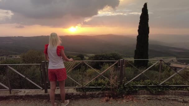 在意大利乡村托斯卡纳的托斯卡纳酿酒村的梯田里 女人看着日落 意大利葡萄酒产区的传统葡萄园 日落时意大利托斯卡纳地区 — 图库视频影像