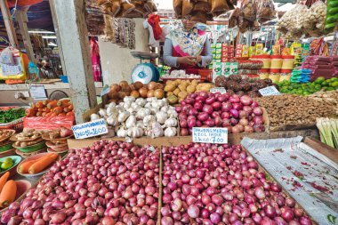 Kuala Lumpur, Malezya - Ocak 2023: Chow Kit Road Market 'te pek çok satıcı ürünlerini yerel olarak yetiştiren ve taze mevsimlik meyve ve sebze sunmaktan gurur duyan küçük çaplı çiftçilerdir..