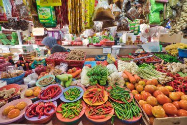 Kuala Lumpur, Malezya - Ocak 2023: Chow Kit Road Market geniş ürün çeşitliliği ve hareketli atmosferiyle tanınmaktadır. Pazar, taze sebze ve meyve satan çok sayıda satıcıya sahip..