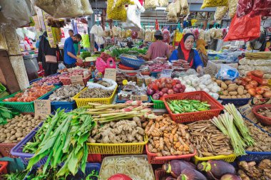 Kuala Lumpur, Malezya - Ocak 2023: Chow Kit Road Market sebze satıcıları ürünlerinin kalitesiyle gurur duyarlar ve ürünlerin taze ve en kaliteli olmalarını sağlarlar..