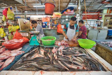 Kuala Lumpur, Malezya - Ocak 2023: Jalan Tuanku Abdul Rahman 'ın yağışlı bir pazarı var, yerel spesiyalleri denemek için satıcıları ve ziyaretçileri çekiyor..