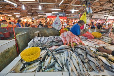 Chow Kit Road Market, Kuala Lumpur, Malezya - Ocak 2023: Etten ve balıktan taze sebze ve baharata kadar uzanan çeşitli ürünler, maliyetleri uygun fiyatlara satılıyor.