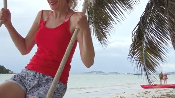 Nyári Vakáció Lassított Felvételen Egy Hintán Kókuszpálmafák Alatt Anse Volbert — Stock videók
