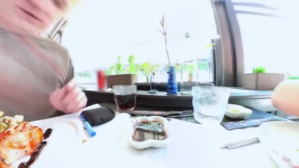 Japon Restoranındaki Bir Masada Soya Sosuna Batırılmış Somon Balığı Uramaki — Stok video