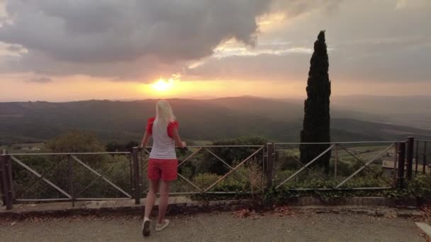 Livsstil Turist Kvinna Vid Solnedgången Utsikt Över Terrasserade Vingårdar Toscana — Stockvideo