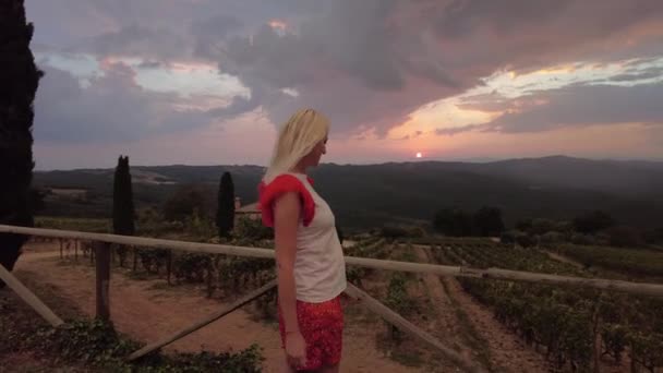 Toskana Italien Okt 2021 Rückseite Einer Unbeschwerten Frau Auf Urlaubsreise — Stockvideo