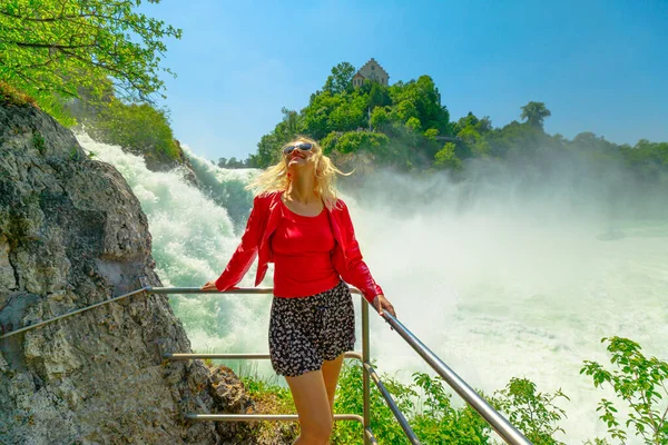 Γυναίκα Στο Πανόραμα Του Ελβετικού Καταρράκτη Rhine Falls Στην Ελβετία — Φωτογραφία Αρχείου