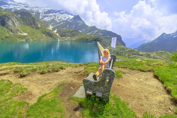 Туристка Отдыхает Скамейке Озера Робей Плотины Швейцарское Водохранилище Долине Маджиа — стоковое фото