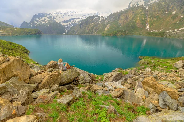 Menina Desportiva Descansando Durante Trekking Torno Lago Robiei Suíça Reservatório — Fotografia de Stock