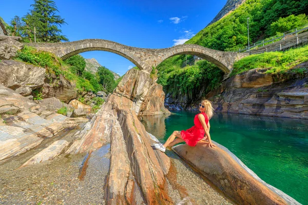 Donna Seduta Sotto Ponte Dei Salti Antico Ponte Romano Pietra — Foto Stock