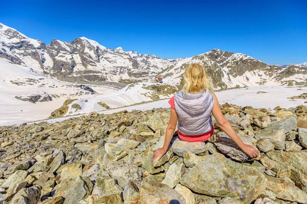 Woman Relaxes Sass Queder Top Diavolezza Col Mount Pers Piz — Stock Photo, Image