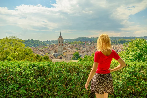 Mujer Mirando Panorama Schaffhausen Ciudad Histórica Suiza Suiza Mirador Viñedos — Foto de Stock