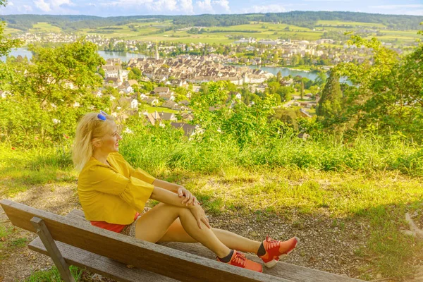 Mujer Mirando Panorama Sobre Stein Rhein Sus Viñedos Terrazas Suiza — Foto de Stock