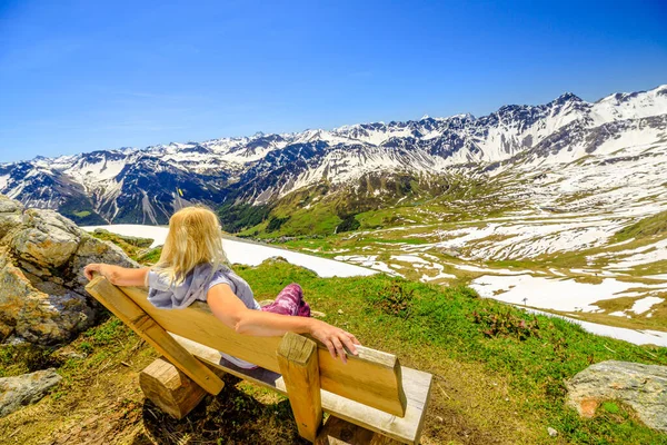 Mountain Woman Tourist Sitting Bench Aroser Weisshorn Peak Tourist Resort — Stock Photo, Image