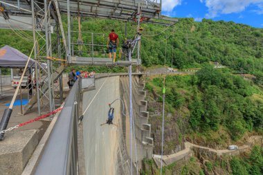 Verzasca, İsviçre - Haziran 2021: İsviçre Vogorno Gölü 'ndeki Verzasca Barajı' nın Bungee jumping 'inde insanlar. Ticino 'daki James Bond filmlerinin yeri. Avrupa 'nın en yüksek Bungee jumping.