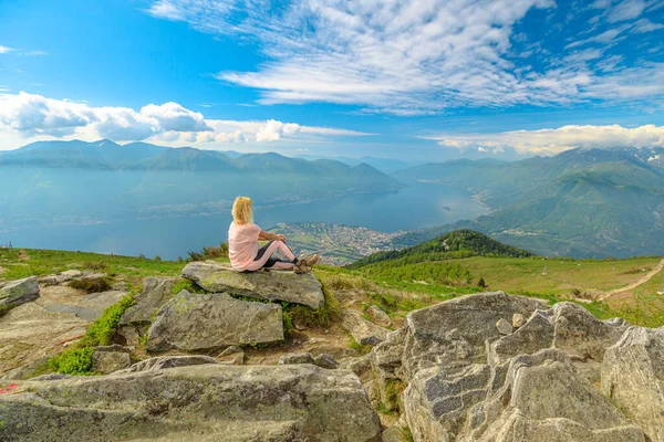 Yürüyüşten sonra dinlenen kadın İsviçre 'deki Cardada-Cimetta tepesinde oturuyor. Cardada Dağı 'ndaki Locarno' nun İsviçre 'deki asansöründen Skyline. Ticino 'daki Langensee Gölü şehir manzarası.