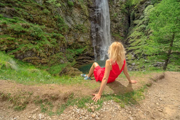 Gadis Pendaki Hutan Sonogno Beristirahat Air Terjun Froda Dekat Sungai — Stok Foto