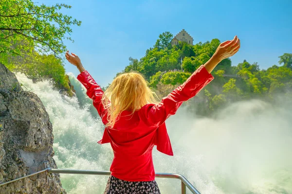 Жінка Насолоджувалася Швейцарським Водоспадом Rheinfall Швейцарії Найпотужніший Найбільший Водоспад Європи — стокове фото