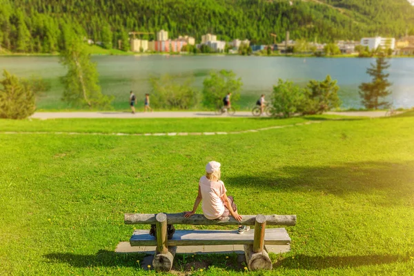Turystka Siedząca Parku Moritz Nad Jeziorem Moritz Szwajcarii Nad Jeziorem — Zdjęcie stockowe