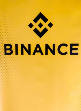 Bolonya, İtalya - Şubat 2023: Binance Meetup etkinliğinin reklamı. Binance, kullanıcıların istifleme ve şifreleme yoluyla para kazanmalarını sağlayan bir kripto döviz platformudur, özellikle Bitcoin ticaretiyle..