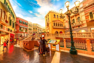 Macau, Çin - 9 Aralık 2016: Turistler Macaus Cotai Strip 'teki Venedik tarzı Otel ve Kumarhanelerde alışveriş yaparken bulunabilir.