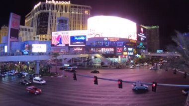 Las Vegas, ABD - 2018 Gece yukarıdan bakıldığında, Las Vegas Strip gökdelenleri, hareketli kumarhaneler ve trafik dolu hareketli şehir caddelerinin çarpıcı bir görüntüsü