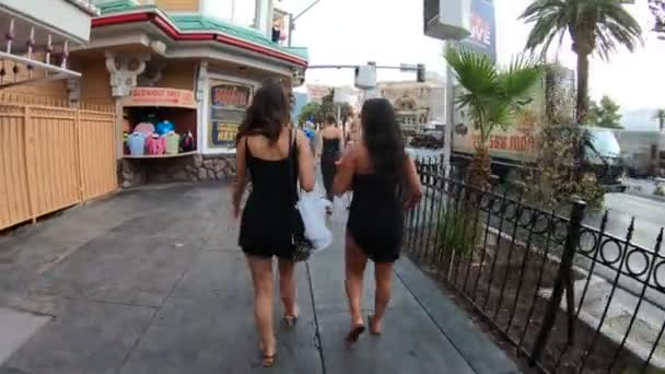 Las Vegas Nevada Verenigde Staten Augustus 2018 Meisjes Wandelen Langs — Stockvideo