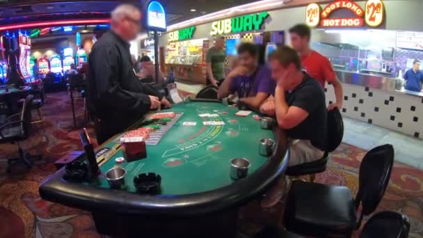 Las Vegas Nevada Estados Unidos Agosto 2018 Gente Jugando Blackjack — Vídeo de stock