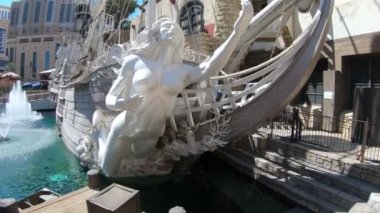 Las Vegas, Nevada, ABD - Las Vegas Hazine Adası Kumarhanesi oyun ve eğlence için bir nokta, korsan temalı, hareketli bir ortam ve çeşitli kumar makineleri ve masa oyunları içeriyor.