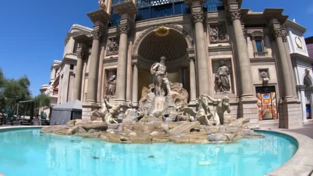 ラスベガス 8月2018 ラスベガスのシーザーズパレスカジノでトレビの噴水のレプリカは イタリアのローマの象徴的なランドマークの見事なレクリエーションです 細かいディテールと印象的な水効果を備えています — ストック動画