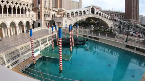 美国内华达州拉斯维加斯 2018年8月 威尼斯赌场是标志性的威尼斯运河的翻版 配有贡多拉游乐和歌唱的贡多拉 — 图库视频影像