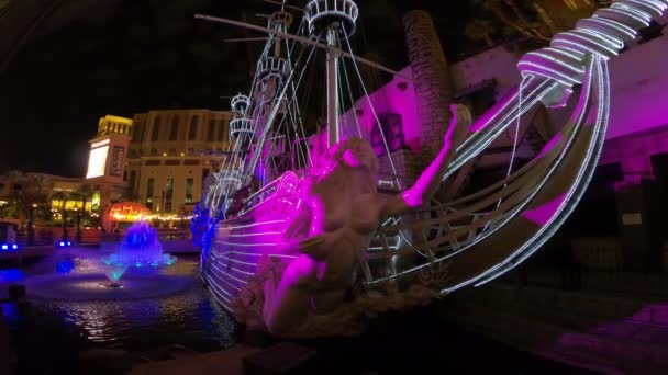 美国内华达州拉斯维加斯 2018年8月 拉斯维加斯宝岛赌场的海盗船是一个壮观的户外景点 有一个令人兴奋的海盗实战表演和一个烟火展览 — 图库视频影像
