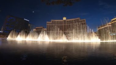 Las Vegas, Nevada, ABD - 2018 Las Vegas Strips lüks Bellagio Kumarhanesi Oteli, dans eden fıskiyelerin sergilendiği göz kamaştırıcı bir gece gösterisi görülmesi gereken bir şeydir..