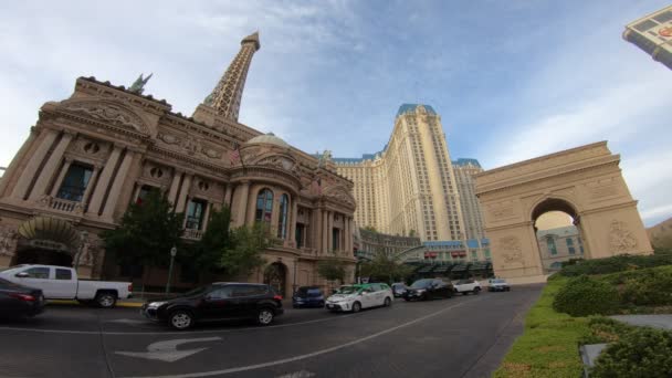美国内华达州拉斯维加斯 2018年8月 拉斯维加斯巴黎赌场有一个法国风格的氛围 有一个热气球和一个埃菲尔铁塔的复制品 可以很好地看到这条大道 — 图库视频影像
