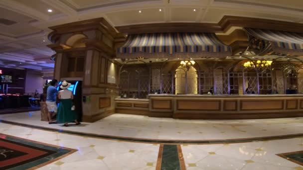 美国内华达州拉斯维加斯 2018年8月 贝拉焦赌场是一个优雅的度假胜地 提供壮观的赌场地面 奢华的住宿 精美的餐厅选择和著名的贝拉焦喷泉表演 — 图库视频影像