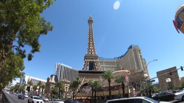 美国内华达州拉斯维加斯 2018年8月 拉斯维加斯的巴黎赌场是一个以法国为主题的度假胜地和赌场 模仿埃菲尔铁塔和其他巴黎地标 — 图库视频影像