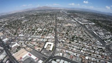 Las Vegas Bulvarı silüetinin nefes kesici panoramik manzarası. Büyük otellerini ve kumarhanelerini havadan gösteriyor. Las Vegas, Nevada, ABD
