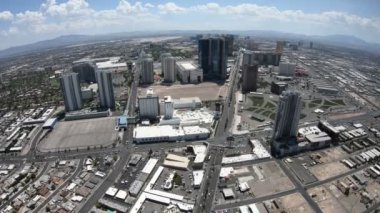Las Vegas 'ın çarpıcı güzelliğinin havadan görünüşü. Panoramik bir noktadan Strip Bulvarı 'nı çevreleyen ikonik otel ve kumarhanelere bakın. Las Vegas, Nevada, ABD