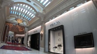 Las Vegas, Nevada, ABD - 18 Ağustos 2018: Encore Esplanade 'deki Prada mağazası Las Vegas' ı Wynn Las Vegas Hotel Resort Casino 'ya bağlıyor..