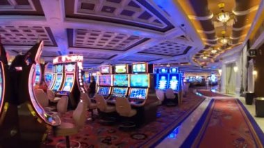 Las Vegas, Nevada, ABD - 18 Ağustos 2018: Las Vegas Bulvarı 'ndaki Wynn' de birçok slot makinesi var. Beş yıldızlı Casino Oteli 'nin lüks iç mimarisi..