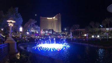 Las Vegas, Nevada, ABD - 2018: Wynn Resort Hotel Casino Las Vegas Bulvarı 'nda, geceleri gökkuşağının yer aldığı bir çeşme gösterisi. Bu 5 yıldızlı otel lüks konforlarıyla ünlüdür..