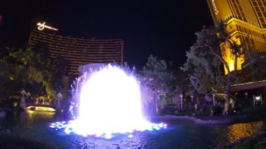 Las Vegas, Nevada, ABD - 2018 Las Vegas 'ta ünlü bir striptiz kulübünde Wynn Las Vegas adında 5 yıldızlı bir otel kumarhanesi var. Geceleri gökkuşağı içeren güzel bir çeşme gösterisi sunuyorlar.